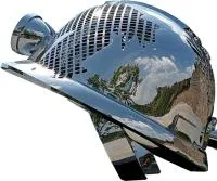 Каска - скульптура абстрактная скульптура из нержавеющей стали на заказ — Симферополь  